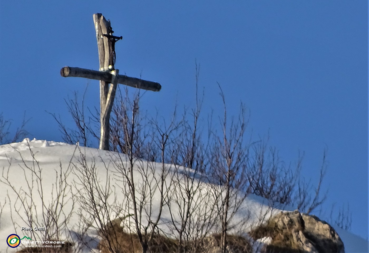 49 Maxi zoom sulla croce del Castel Regina (1388 m).JPG